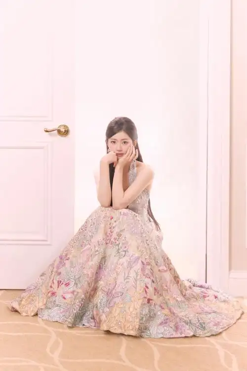 腾讯视频星光大赏##赵露思花海礼裙