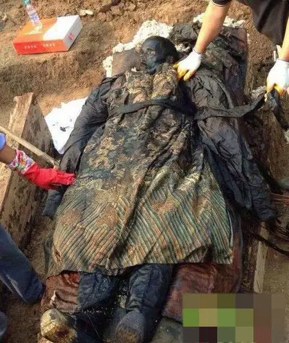 古棺开棺瞬间百年女尸不腐