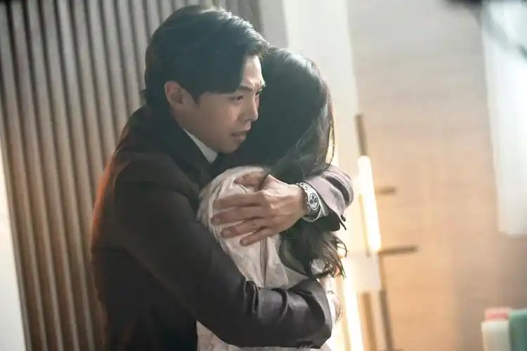 韩剧《顶楼2》公布了李智雅和朴殷硕的新剧照