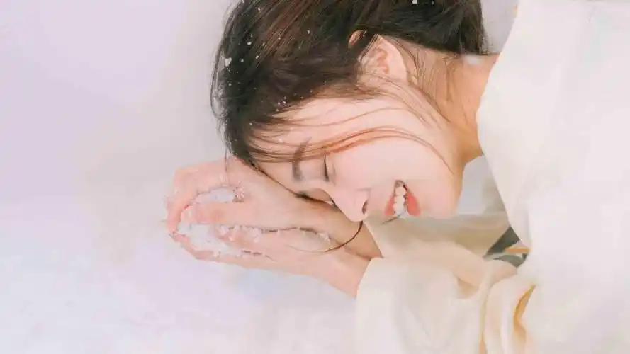 抖音流行的壁纸女孩