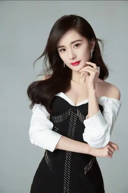 杨幂惊艳大尺度!金色抹胸长裙性感绝伦,身姿曼妙令人为之倾倒