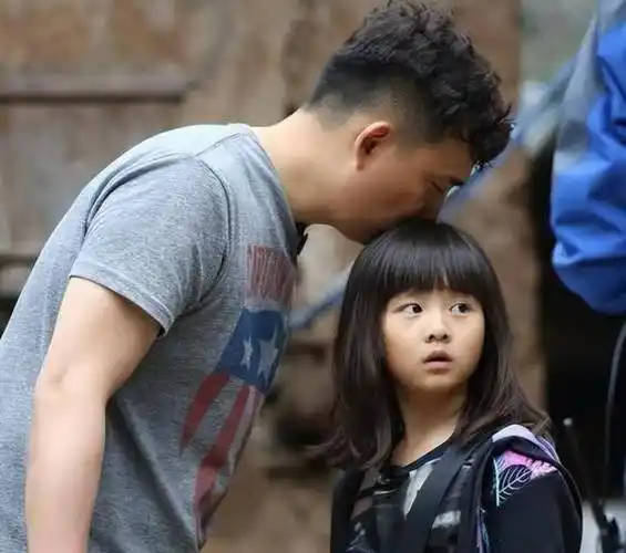 原创16岁黄多多"大尺度"深v照曝光,评论区沸腾:黄磊,你当爸爸_女儿