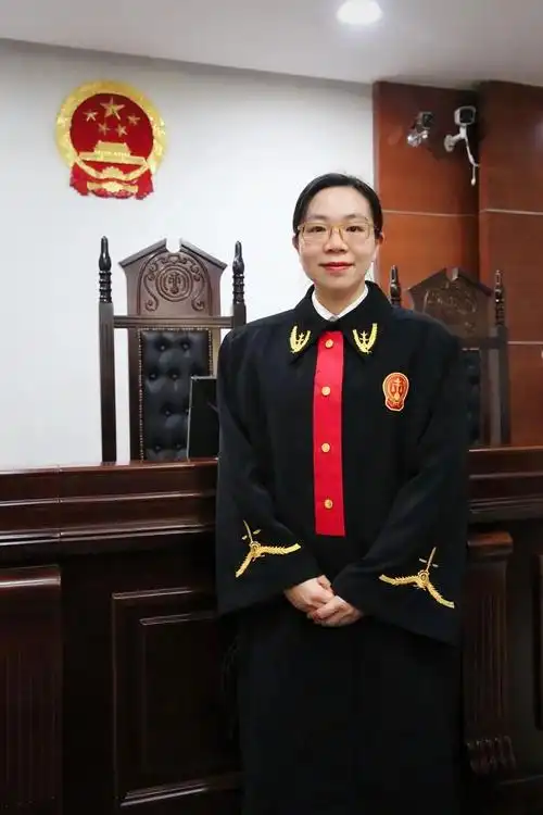 女法官国际日一袭法袍书正义不负韶华仍铿锵