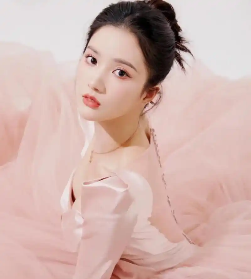 刘些宁金色宫廷风长裙甜美可人,仙气飘飘,自然灵动