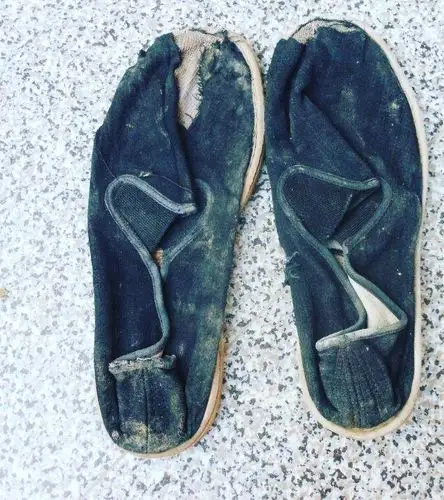 鞋子的朴素,谁也不会联想到袁老,如果只看鞋,视频是从一双鞋子开始拍