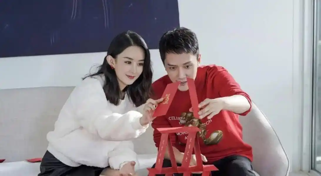 冯绍峰携子接机赵丽颖,一家三口互动有爱,曝冯妈送她豪宅求复婚