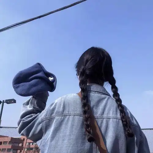 黑白女生帽子头像背影头像