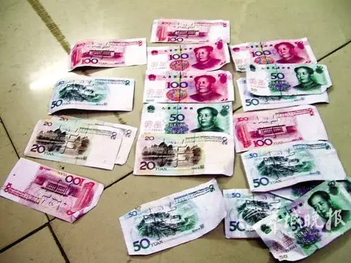 小学生用仿真人民币请人代做作业组图