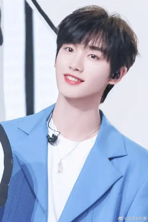 丁程鑫雾霾蓝西装造型