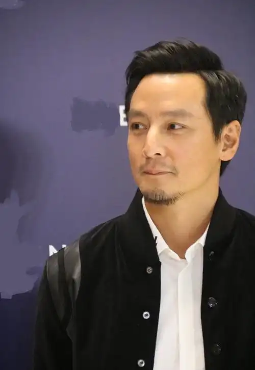 吴彦祖出席活动被偶遇,留小胡子造型man爆了