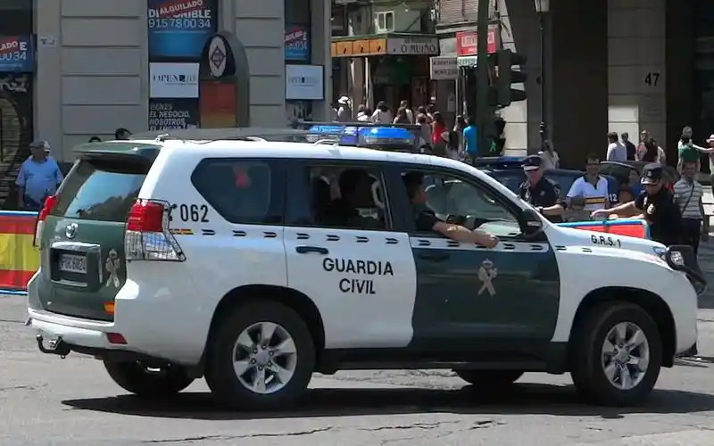 西班牙警方保护与安全组警车鸣警报护送vip车辆出行_哔哩哔哩 (゜-゜)