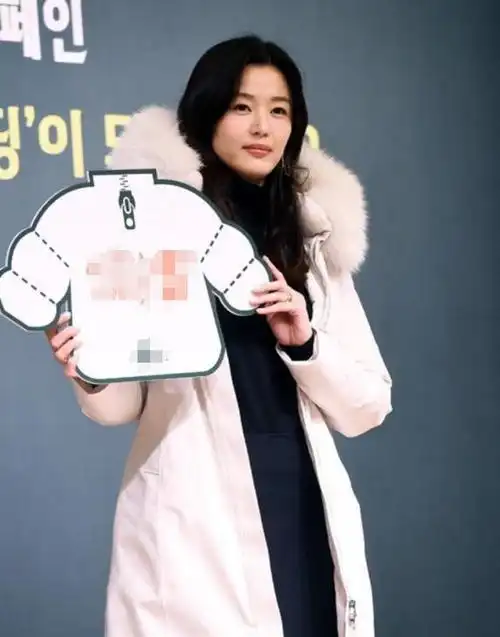 全智贤真耐老穿白色羽绒服配打底衫亮相造型时髦气质惊艳