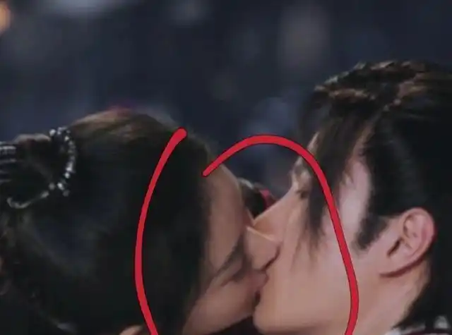 王一博赵丽颖"吻戏"上线!女方主动太霸气,耳朵通红疑似害羞_腾讯新闻