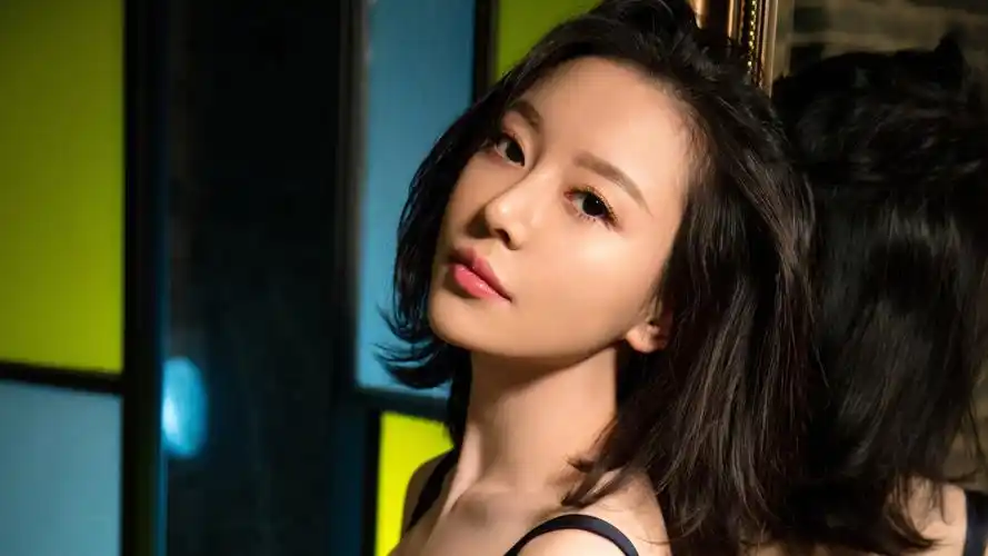 慕羽茜侧影性感美女4k壁纸