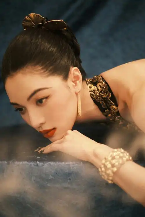 钟楚曦超话亮相戛纳电影节红毯,经典黑金造型,中式改良旗袍,精美刺绣