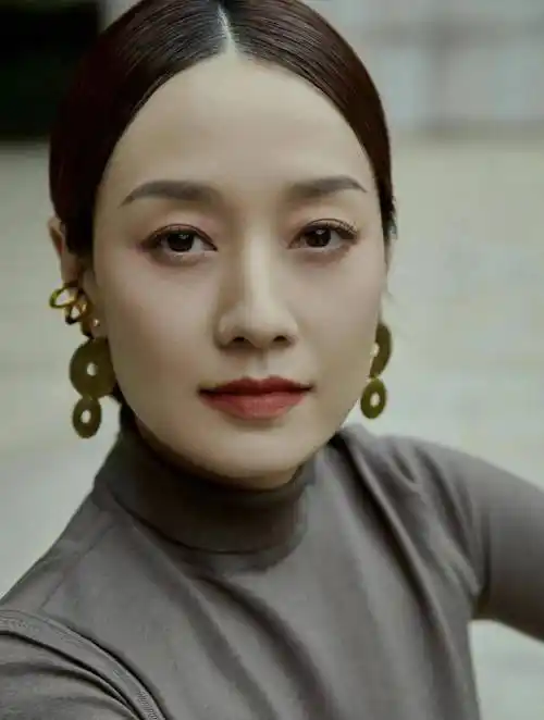 马伊琍选对发型了,短发剪狗啃刘海,穿小黑裙气质很出众_脸型_造型