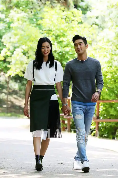 刘雯穿白t,墨绿色拼接半身裙和崔始源在综艺《我们相爱吧》拍摄现场