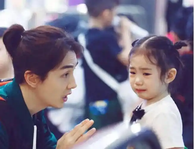 戚薇老公李承铉晒全家福,lucky钢琴手惊艳,2岁儿子已是小壮汉!