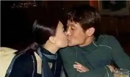 那英,和高峰在一起十年被分手,带儿子嫁给酒吧老板,婚后甜蜜幸福_孩子