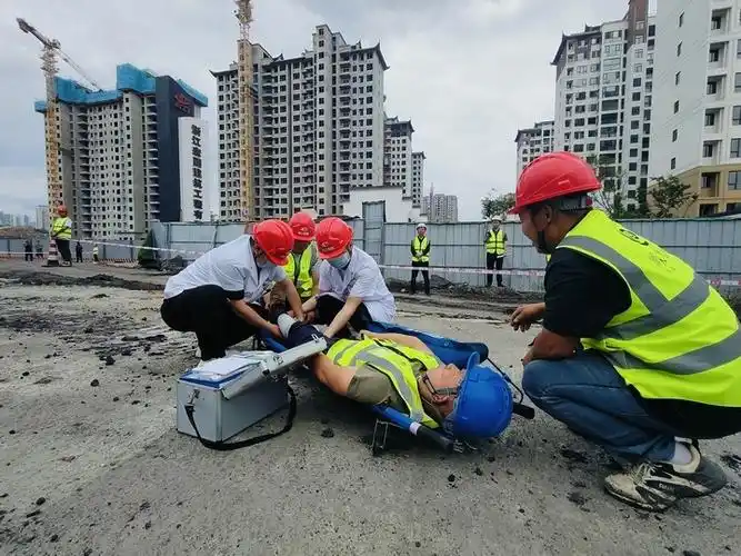 演练现场,工作人员聚焦人民群众生命财产安全,在该县娄山关街道凤凰山