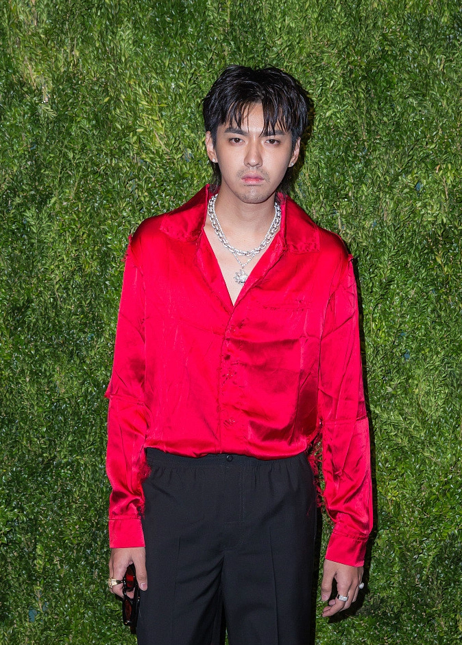 吴亦凡留胡须着红衬衫,颜高人胆大玩颓废帅