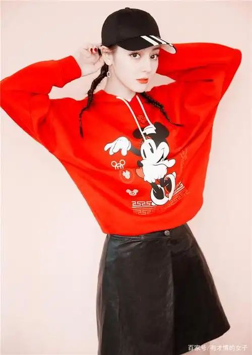 而上图就是热巴为某运动品牌站台时穿的一身衣服,特别的运动,也特别的