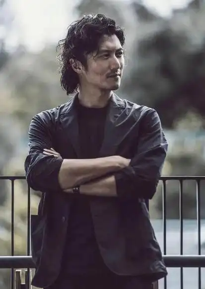 谢霆锋新剧造型路透,一头卷发被指像"犀利哥",合照暴露身高