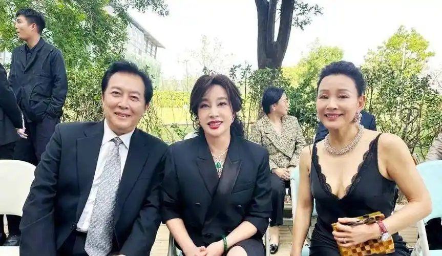 刘晓庆在老公面前毫不伪装,摘假发直接素颜,是普通奶奶也有气质_时尚