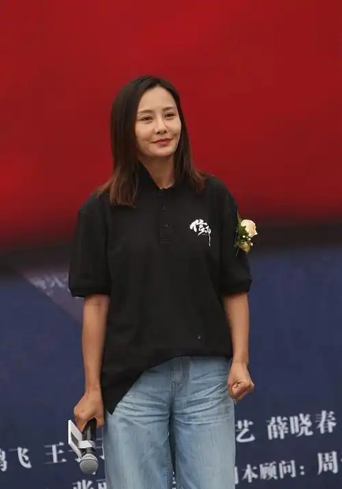 吴奇隆前妻马雅舒现身t恤配阔腿裤优雅大气淡妆出镜真像42岁