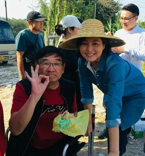 张延回农村老家穿着打扮一股子土味皮肤粗糙跟52岁奶奶无异