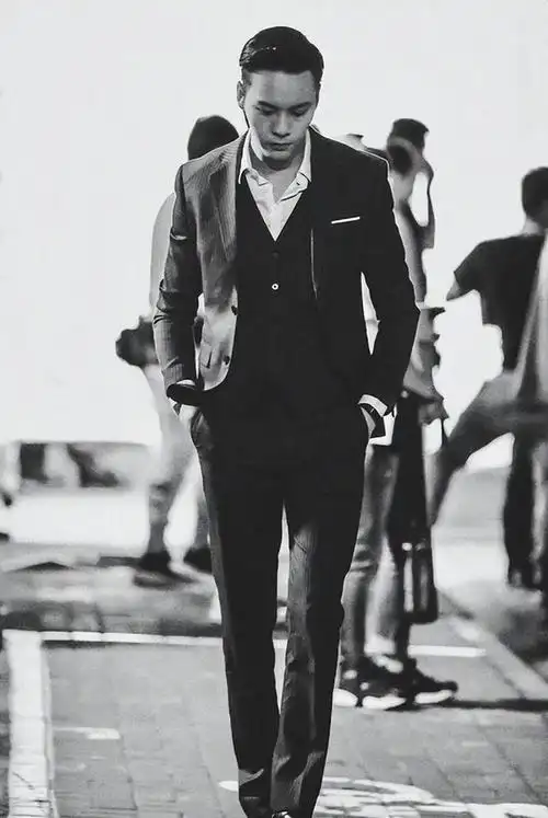 陈伟霆一直都没停下健身的脚步,这也让他一直保持着超棒的身材.