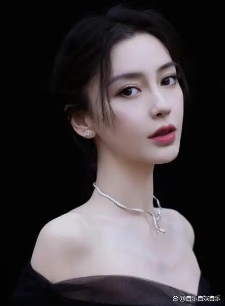 杨颖(angelababy)是一位我们非常熟悉的女星,也是男星黄晓明的前妻,她
