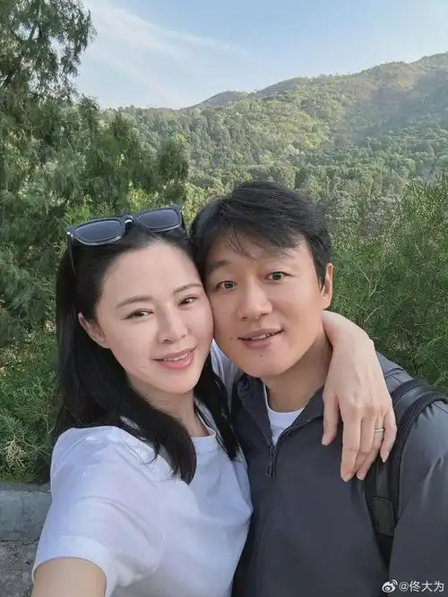 佟大为关悦婚礼16周年撇下仨子女去爬山庆祝同框照很有夫妻相