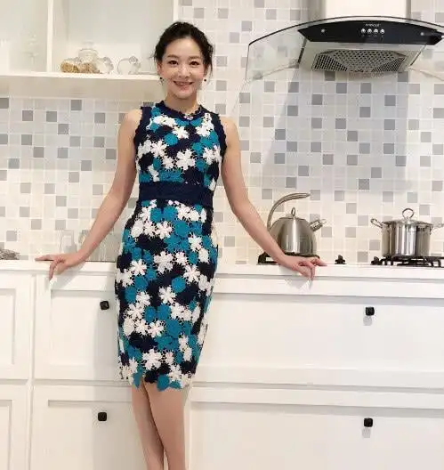 一件白色的雪纺上衣搭配上一条黑色的条纹长裤,王维维的这一身造型