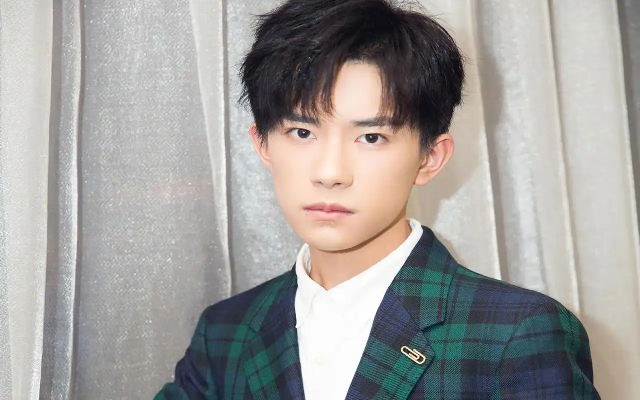 易烊千玺绿色西装写真高清图片壁纸