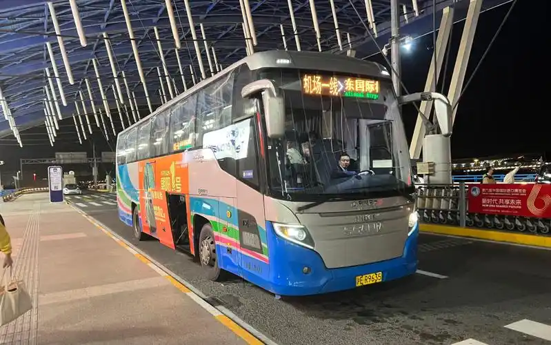 声音轻坐感好的klq6128kae51斯堪尼亚大巴前排乘坐体验