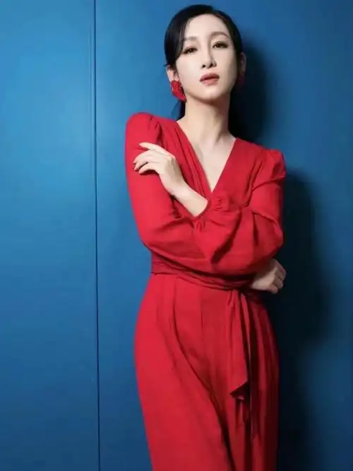 演员秦海璐,身着21-22hr节日红连体裤,亮相2022迎冬奥brtv环球跨年