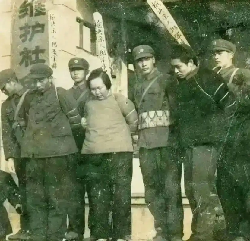 70年代末,公捕公判大会上.一名女性死刑犯特别引人注目.