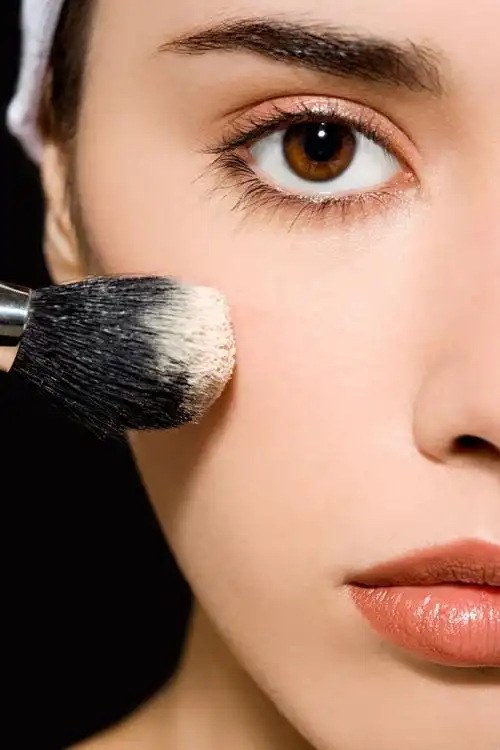 刷双颊的大眼美女图片