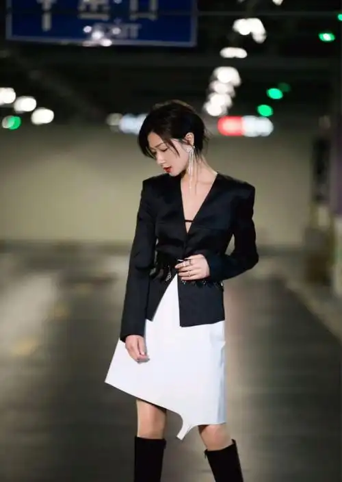 万茜置身油菜花海景美人更美穿工装风套装集飒帅美于一身