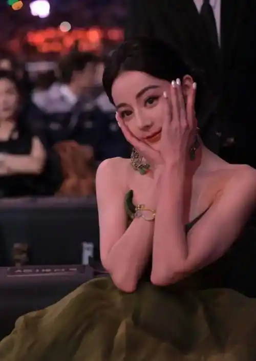 当晚为赶行程所以没能赶上红毯,另一个词条"迪丽热巴还不出图"也登上