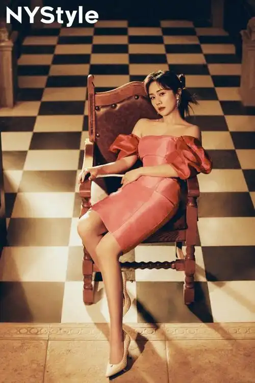 出彩,精致锁骨,纤细肩膀,修长脖颈,性感至极,包臀短裙搭配白色高跟鞋