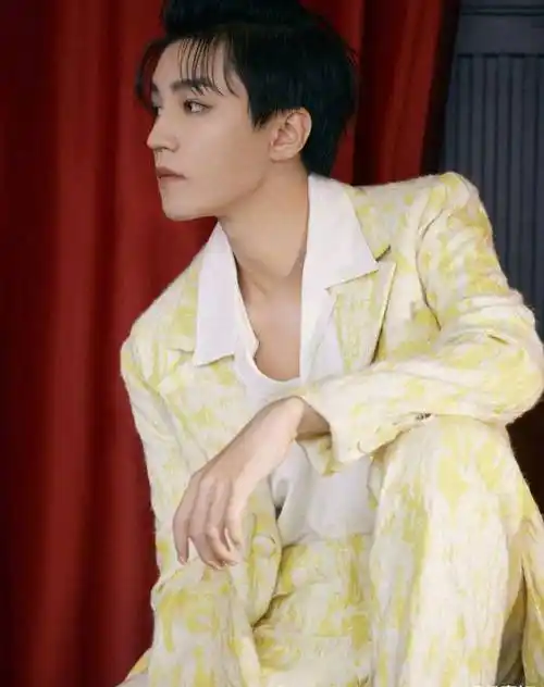 王俊凯出席活动造型,梳起利落背头,穿起浅黄色套装,青春洋溢