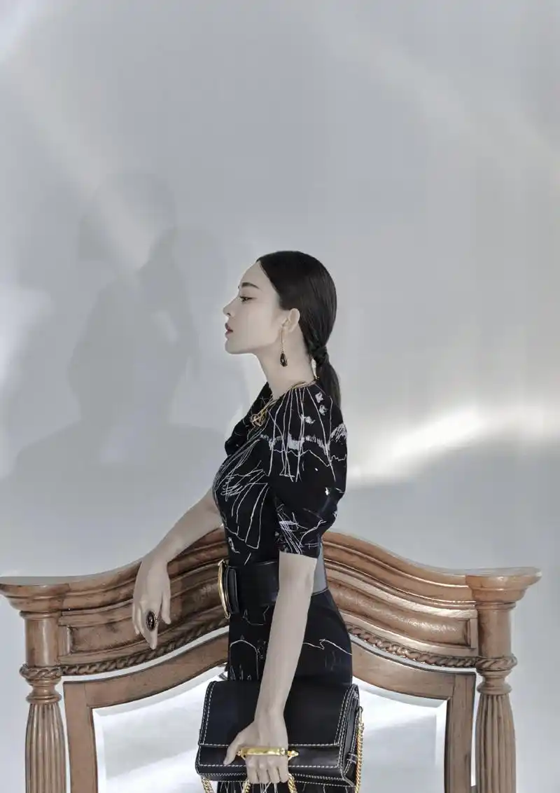 古力娜扎尝试中性风穿黑色西装英气逼人雕塑五官堪称完美