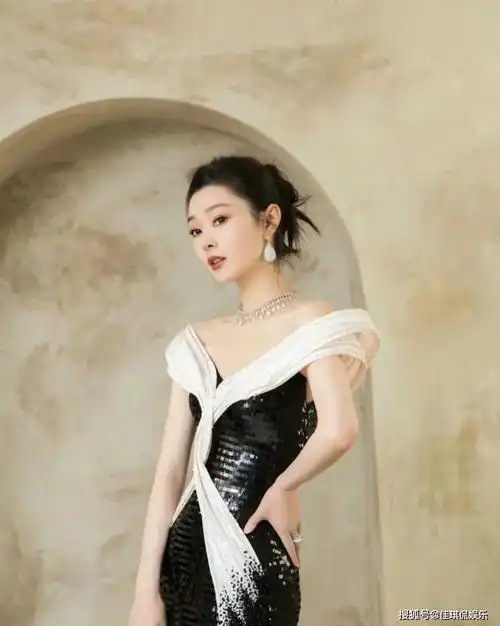 宋轶的腰也太细了吧,臀也好性感,怪不得白敬亭那么喜欢!