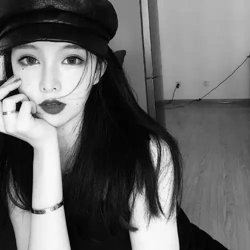 女生黑白头像永远定格在最美的场景