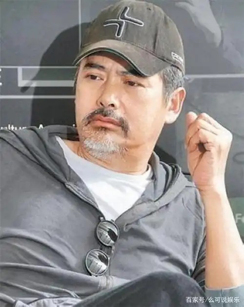 周润发买烧鹅巧遇后辈满头白发身材更消瘦主动联系对方太亲切