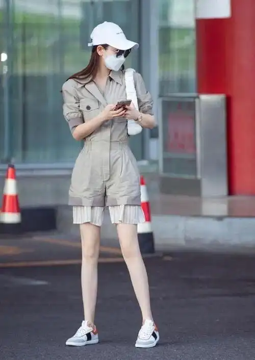 戚薇的白玉腿真是绝了穿短裤配平底鞋一双腿都超笔直