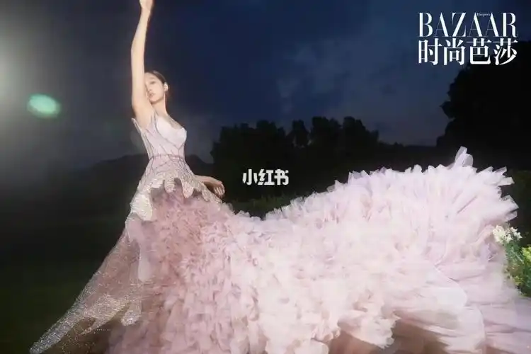 mithridate  - 星耀时尚#关晓彤  身着mithridate钻饰吊带裙,定格