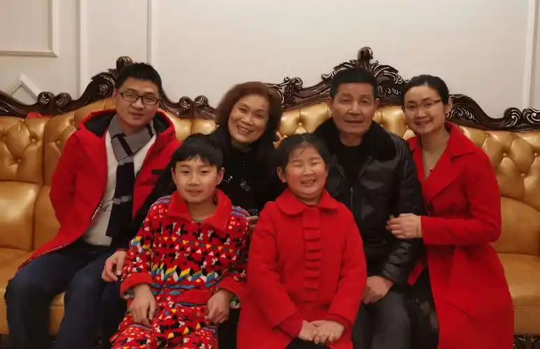 年三十,我们一起幸福的自拍了全家福!给大家拜年喽!祝大家"百毒不侵"!